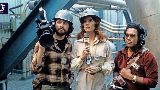 foto-aus-the-china-syndrome-mit-michael-douglas-links-jane-fonda-und-daniel-valdezjpg