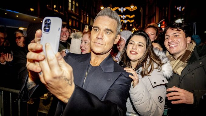 17450695002462Crobbie-williams-selfie-fans-100_v-16x92dL_-6c42aff4e68b43c7868c3240d3ebfa29867457djpeg