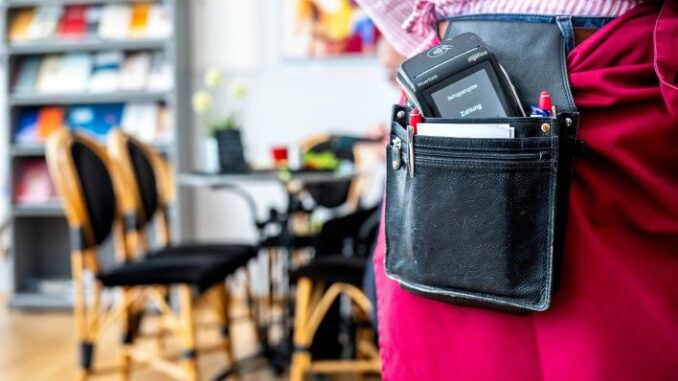 Das Kartenlesegerät in einem Café. (Quelle: dpa/Sina Schuldt)